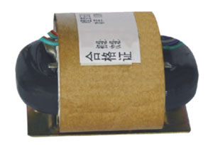 現(xiàn)在“r型變壓器”應(yīng)用越來(lái)越廣泛，為何會(huì)是這樣呢？那一定是因?yàn)閞型變壓器有不同于常人的好處，今天旗正電氣—控制變壓器廠家小編就告訴你r型變壓器的優(yōu)點(diǎn)。